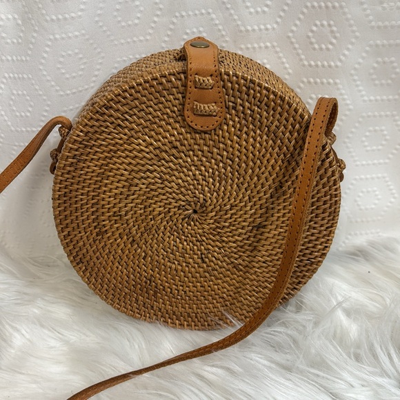 STREET LEVEL woven wicker round crossbody purse cow leather strap & clasp purse - Picture 5 of 9